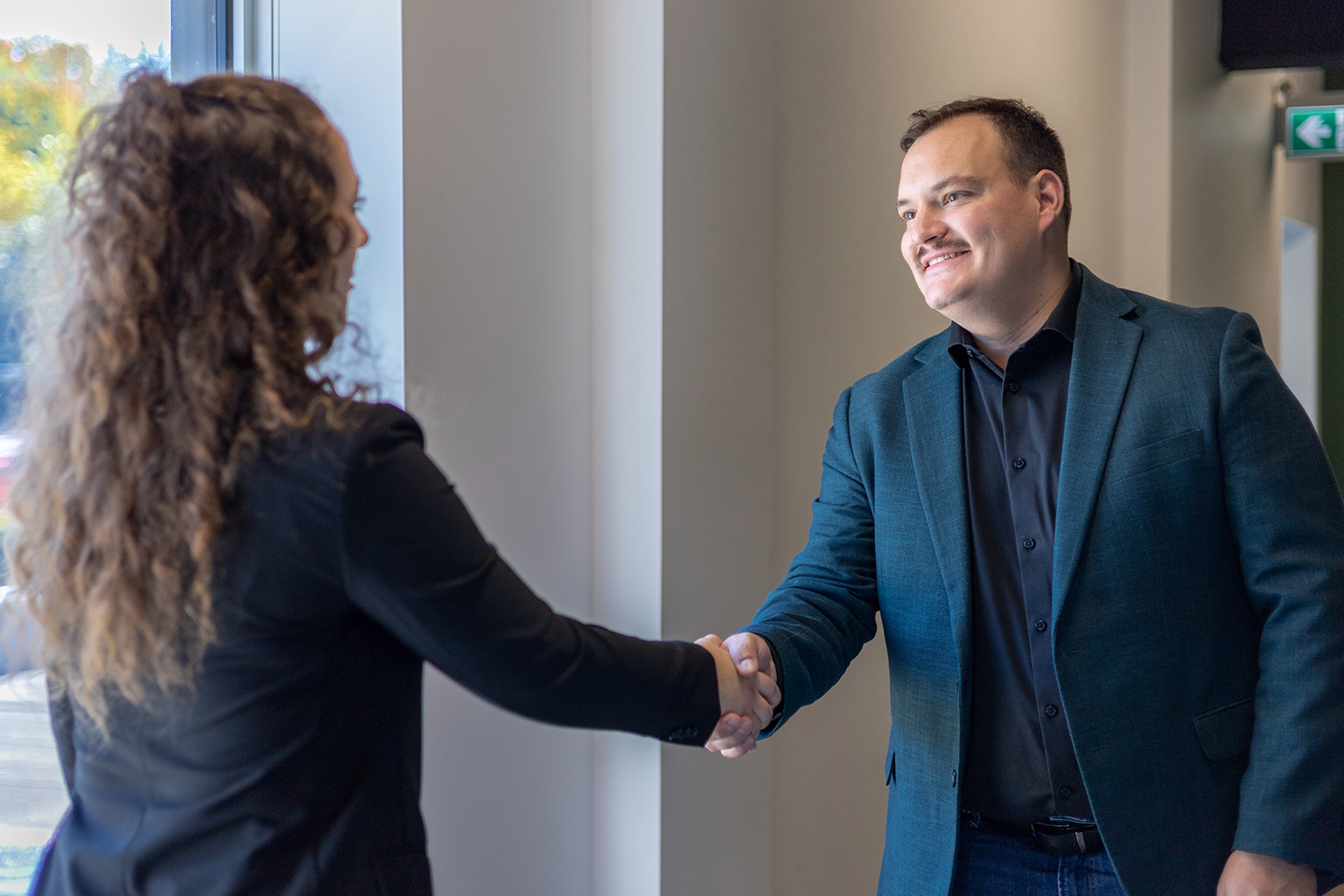 Jean-Christophe Chartrand Gauthier serre la main d’une cliente lors d’une rencontre en gestion des ressources humaines
